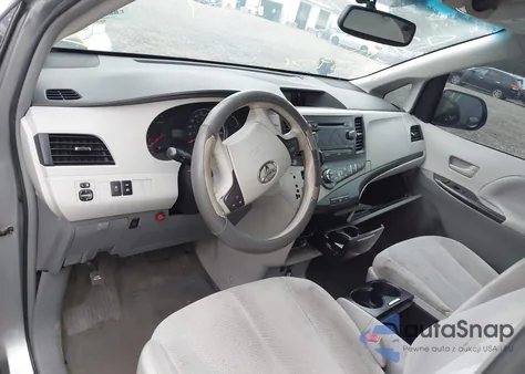 2013 Toyota Sienna Le V6 8 Passenger z USA, uszkodzony, nr VIN 5TDKK3DC8DS307315